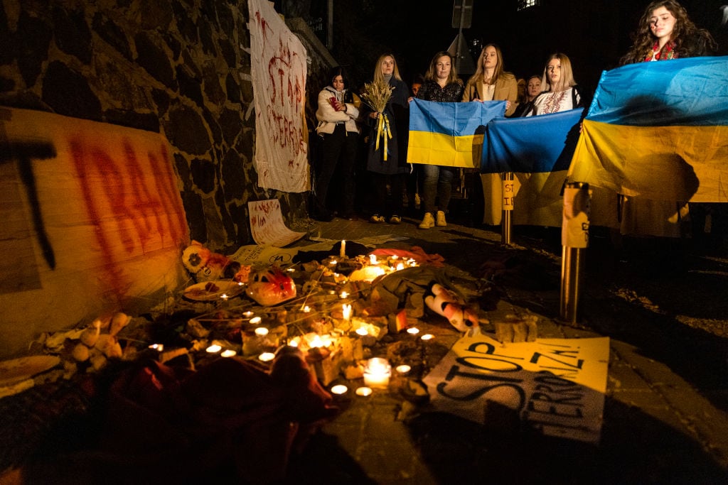 Personas en Kiev recuerdan a los muertos en la guerra en Ucrania