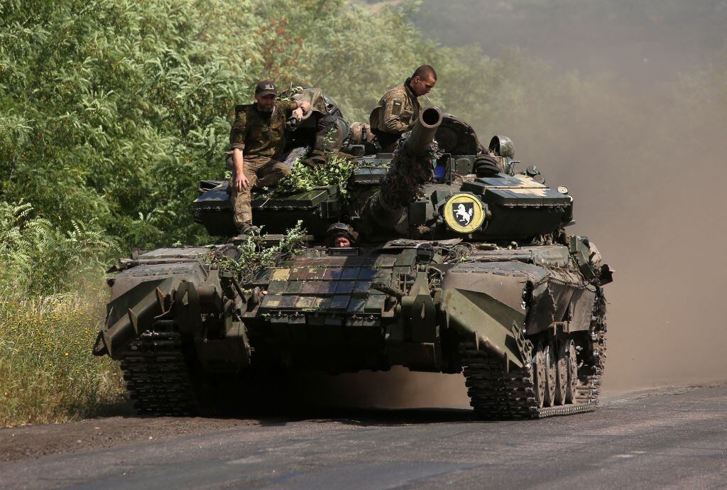 Soldados y un tanque de Ucrania avanza por las rutas de Donetsk