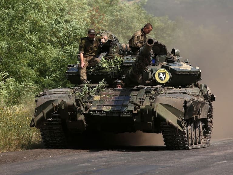 Soldados y un tanque de Ucrania avanza por las rutas de Donetsk
