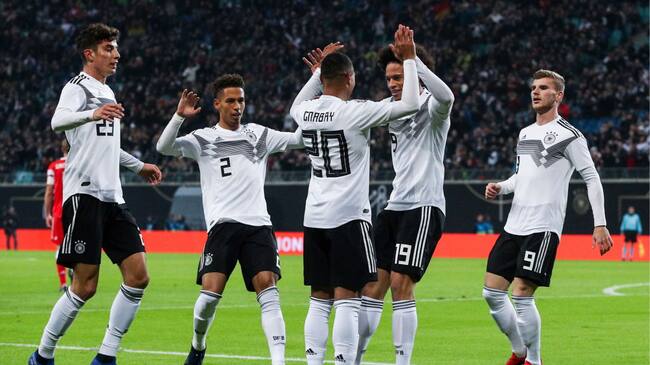La Mannschaft celebra un triunfo en un partido amistoso en Leipzig