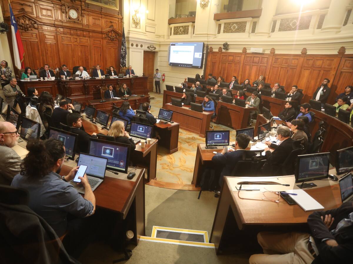 Comisión de Salud del Senado cita a autoridades por irregularidades en licencias médicas y vacunas del Covid-19