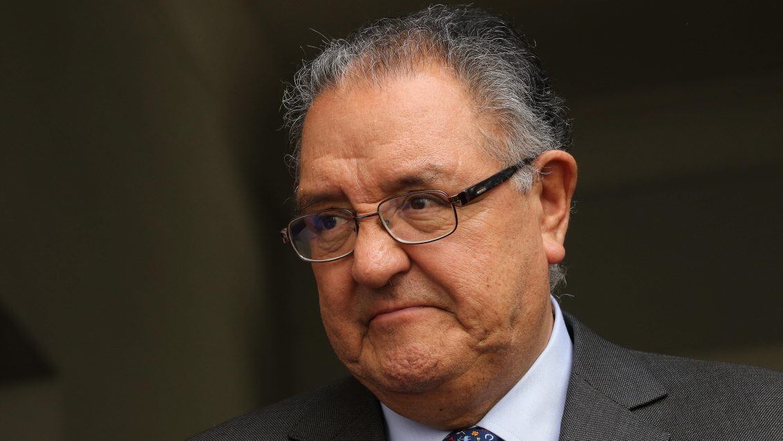 3 de enero de 2019/SANTIAGOEl senador Francisco Huenchumilla, se retira de la reunión que sostuvo con el ministro del Interior.
FOTO: SEBASTIAN BELTRAN GAETE/AGENCIAUNO