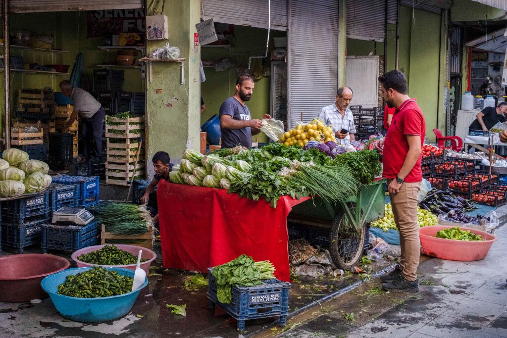 Personas compran alimentos en un barrio de Anatolia en Turquía