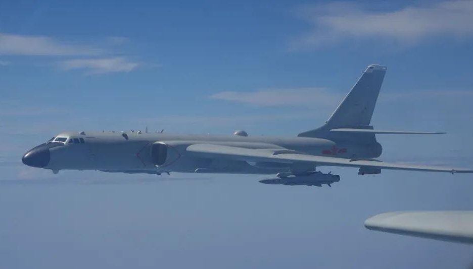 La fuerza aérea de China vuela sobre el estrecho de Formosa