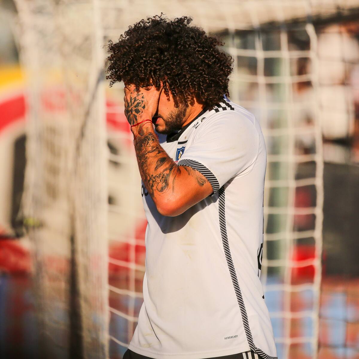“Decidió arrancar como una rata, como un mercenario”: Hinchas de Colo Colo explotaron contra Maxi Falcón tras su salida