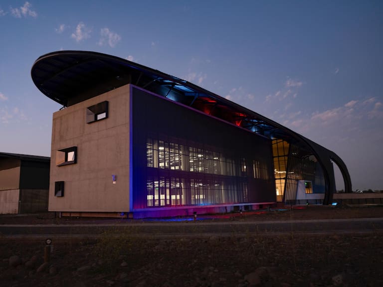 Sueldos superan los $2.5 millones: FACh busca técnicos y profesionales para trabajar en Centro Espacial Nacional