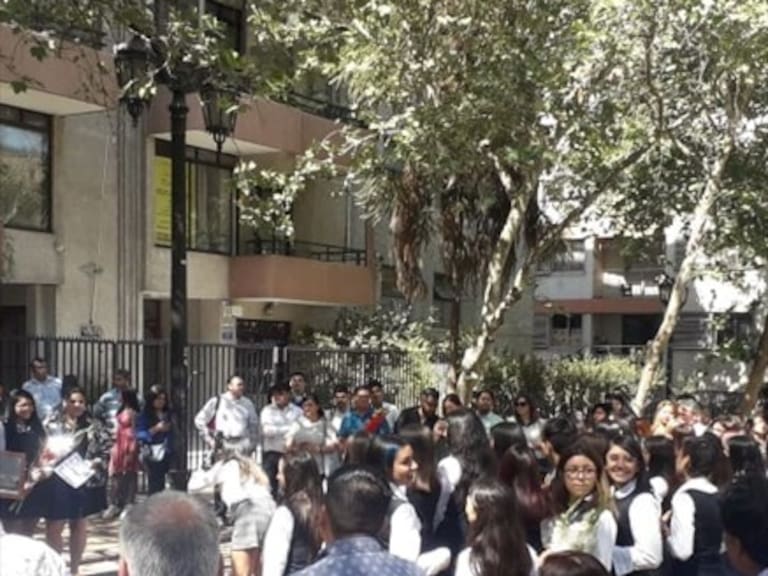 Alumnas del Liceo 1 realizaron su graduación en una plaza tras cancelación de ceremonia