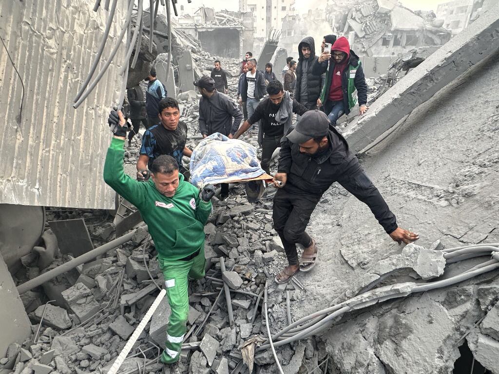 Voluntarios civiles trasladan a personas heridas en medio de los continuos ataques militares que Israel lanza contra la Franja de Gaza en Palestina