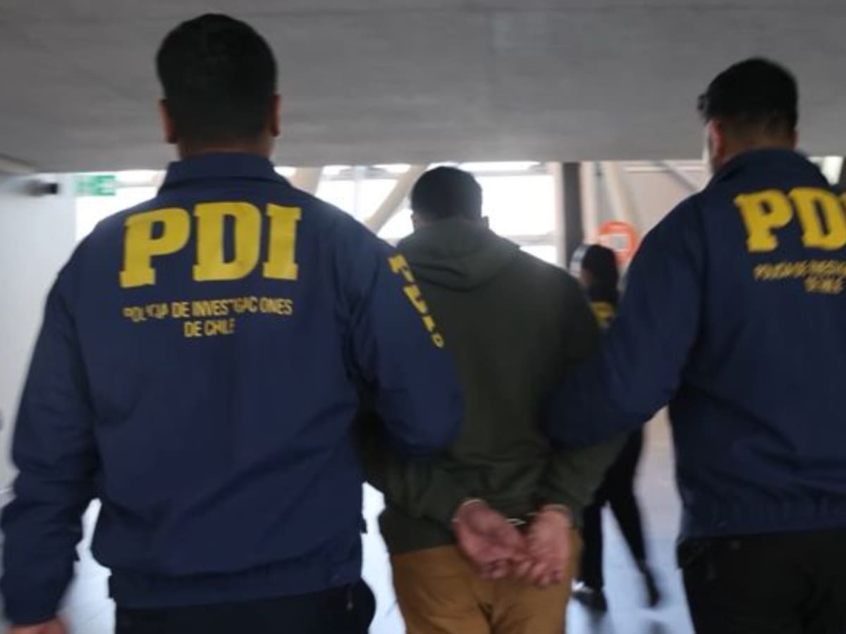 Tres chilenos son detenidos por robos en casas de deportistas en el extranjero: eran buscados por el FBI