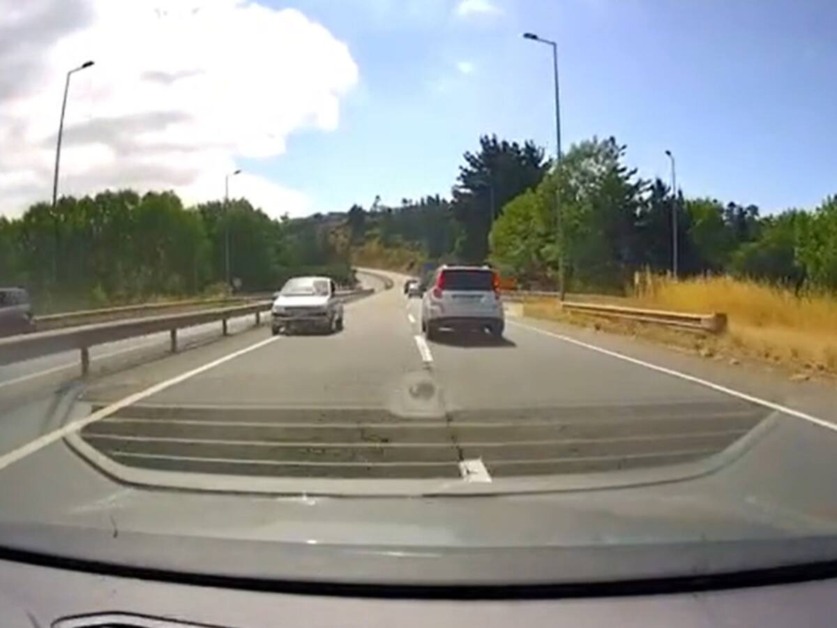 Conductor graba a vehículo avanzando contra el tránsito en una carretera del Biobío