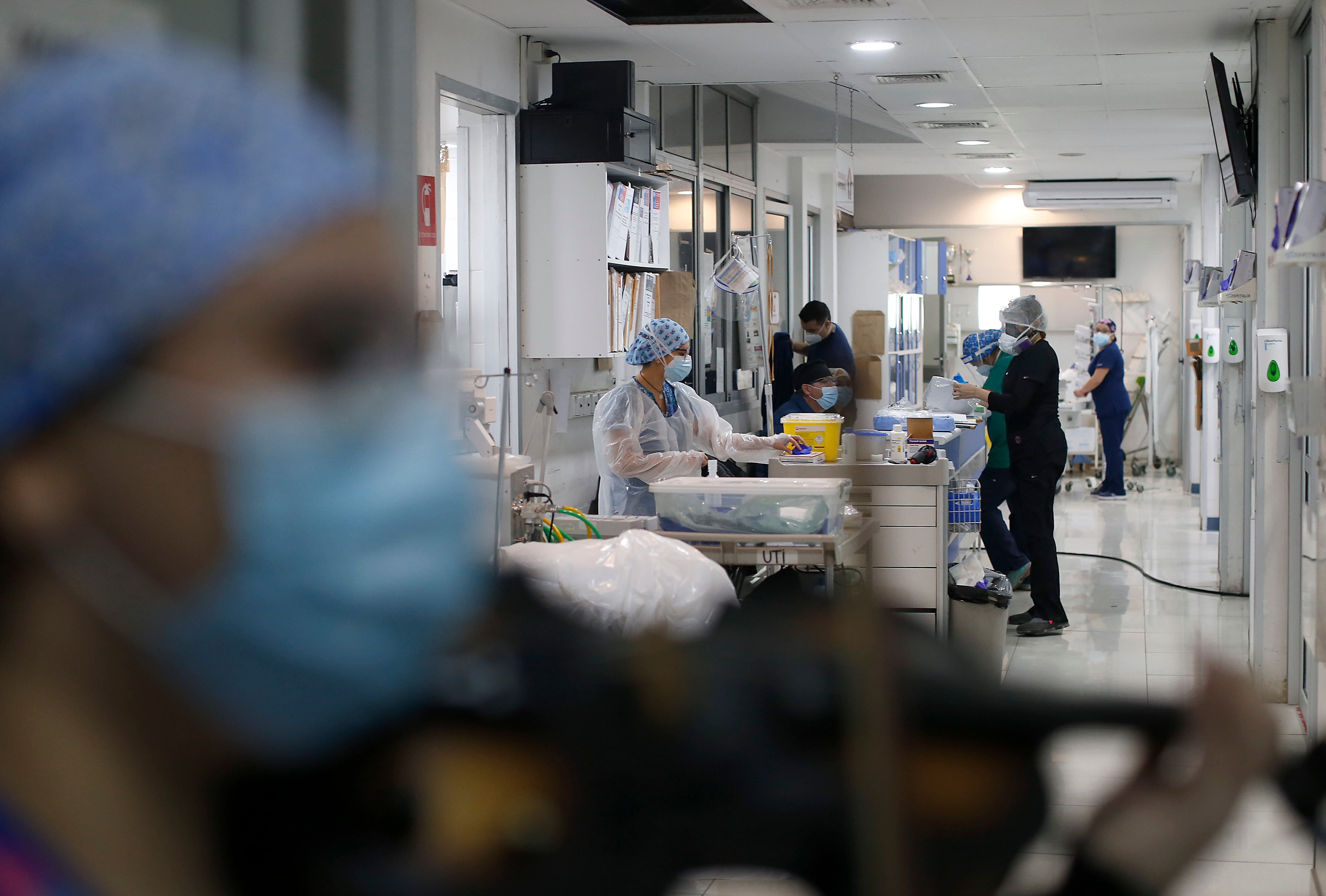 Todos los martes y jueves, Damaris Silva, quien trabaja como técnico en enfermería en el Hospital El Pino, toca su violín a pacientes internados en la Unidad de Cuidados Intensivos. Foto: Agencia Uno