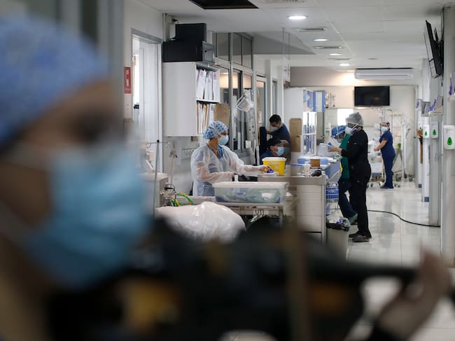 Todos los martes y jueves, Damaris Silva, quien trabaja como técnico en enfermería en el Hospital El Pino, toca su violín a pacientes internados en la Unidad de Cuidados Intensivos. Foto: Agencia Uno