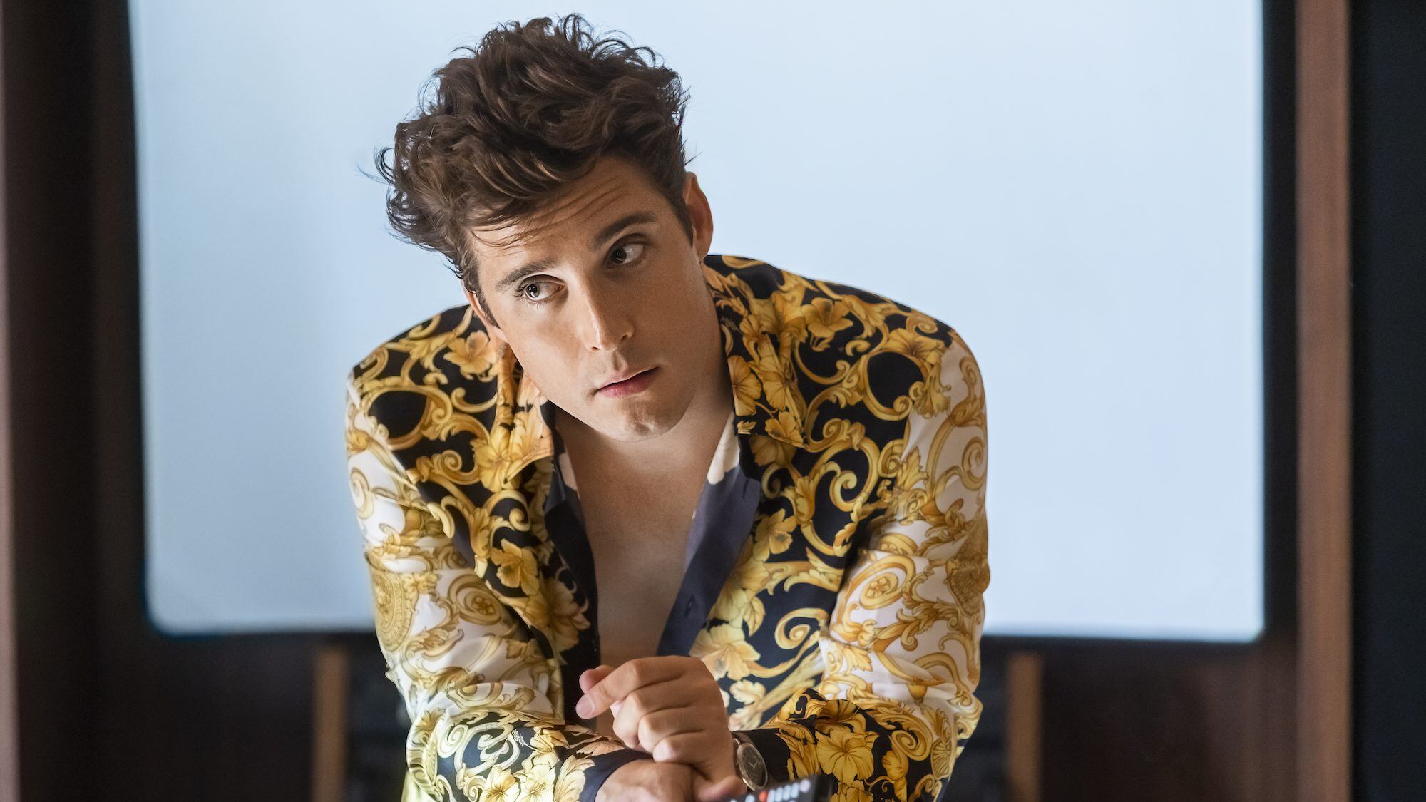 LUIS MIGUEL LA SERIE - Temporada 2 (L to R) DIEGO BONETA as LUIS MIGUEL in Episode 204 of LUIS MIGUEL LA SERIE Temporada 2. Cr. CAMILA JURADO/NETFLIX ©️ 2021