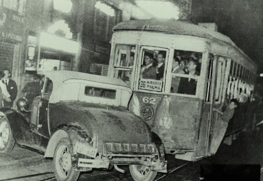 La Batalla de Santiago, 1 y 2 de abril de 1957, el carro Matadero Palma en calle Bandera casi esquina de Moneda.