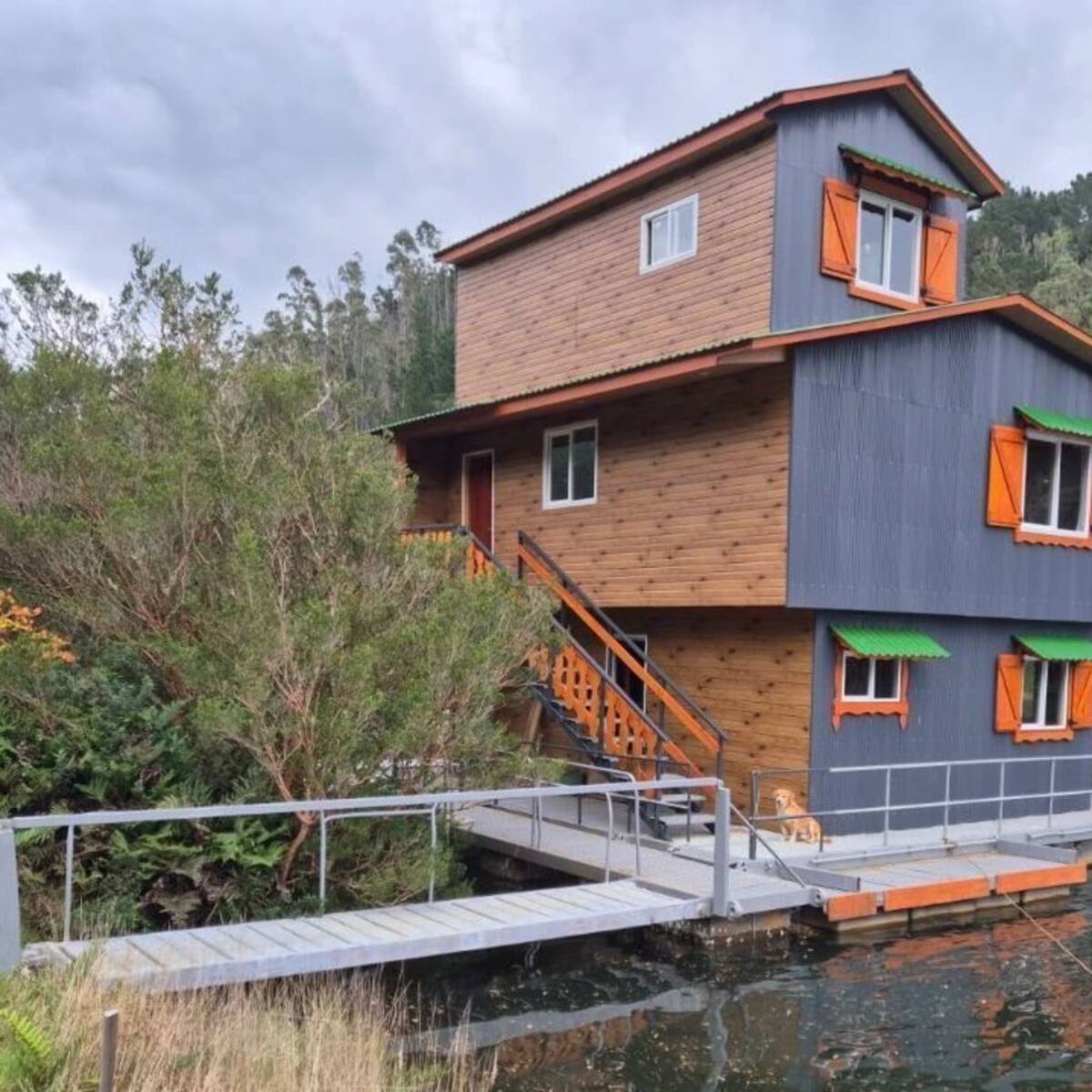 Le salió caro: construyó casa flotante en el río Futa y ahora deberá pagar una millonaria multa