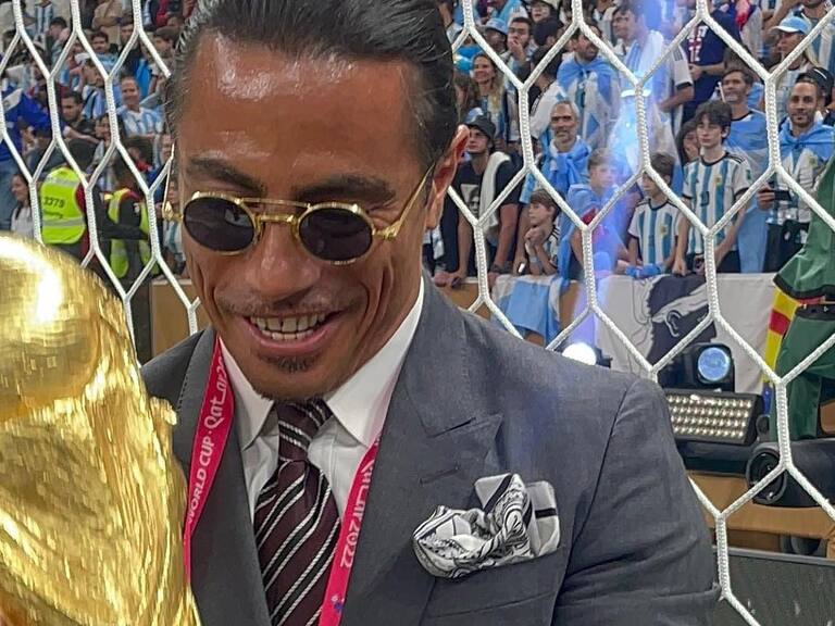 Hizo enojar a Messi: conocido chef Salt Bae se sacó fotos con los jugadores de Argentina tras la final