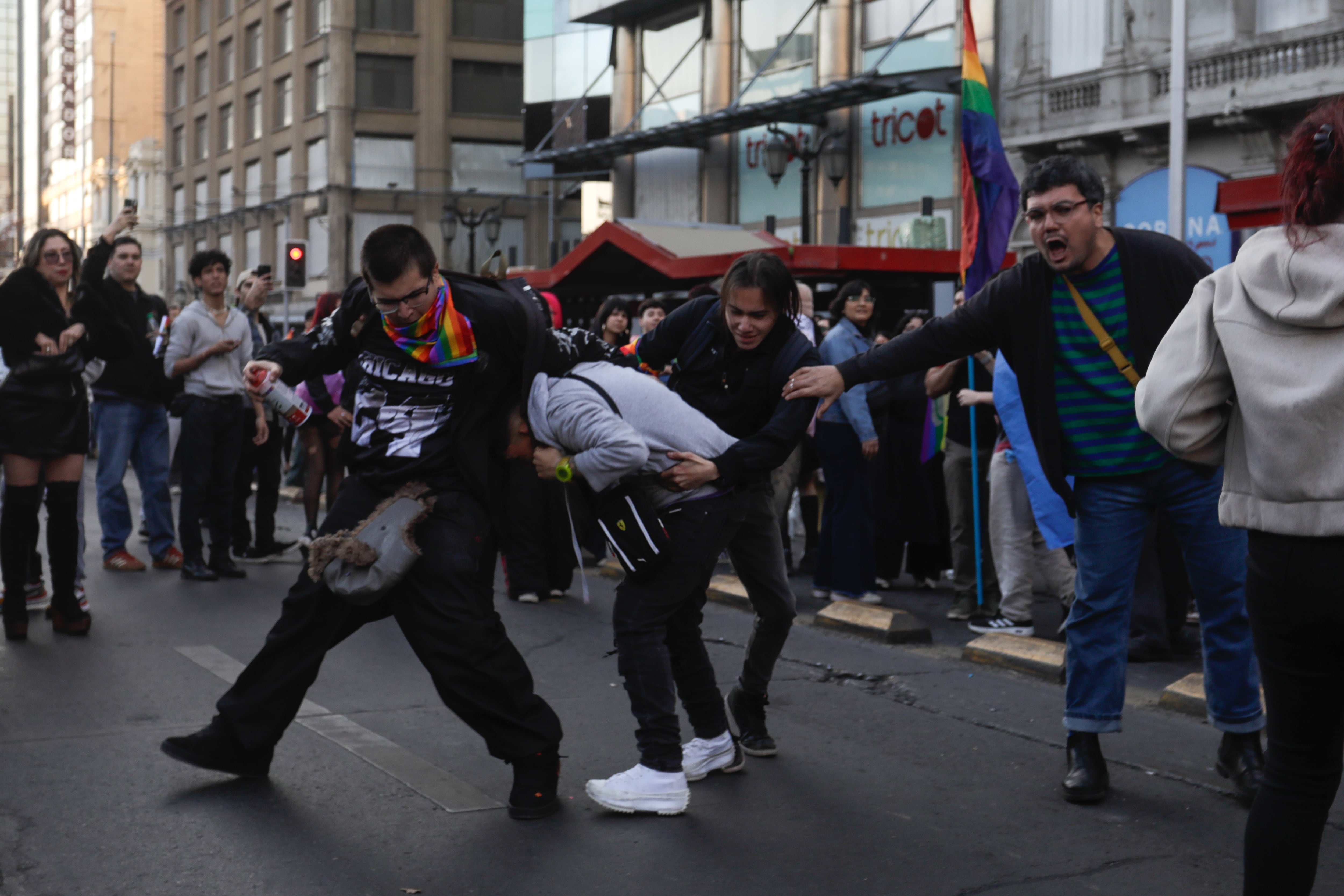 27 de junio de 2026/SANTIAGO
Manifestantes de disidencias sexuales se enfrentan a manifestantes miembros del Movilh debido a diferencias ideológicas en medio de la Marcha del orgullo 2026.
FOTO: LUKAS SOLIS/AGENCIAUNO