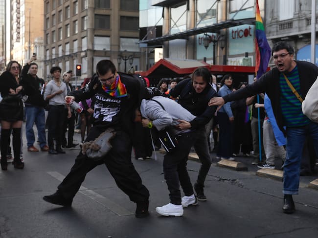 27 de junio de 2026/SANTIAGO
Manifestantes de disidencias sexuales se enfrentan a manifestantes miembros del Movilh debido a diferencias ideológicas en medio de la Marcha del orgullo 2026.
FOTO: LUKAS SOLIS/AGENCIAUNO