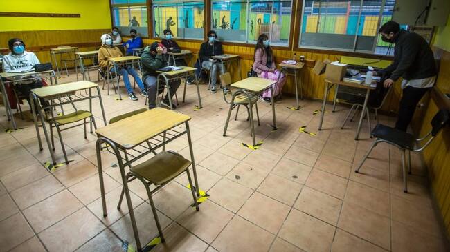 6 DE ABRIL 2021 / OSORNOAlumnos del Colegio San Alberto Hurtado al interior de la sala de clases para dar inicio a las clases presenciales en el primer día de Fase 2 luego de 9 semanas de cuarentena total.-
FOTO: FERNANDO LAVOZ /AGENClAUNO.