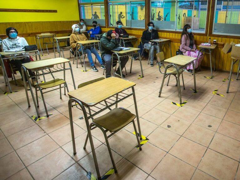 6 DE ABRIL 2021 / OSORNOAlumnos del Colegio San Alberto Hurtado al interior de la sala de clases para dar inicio a las clases presenciales en el primer día de Fase 2 luego de 9 semanas de cuarentena total.-
FOTO: FERNANDO LAVOZ /AGENClAUNO.
