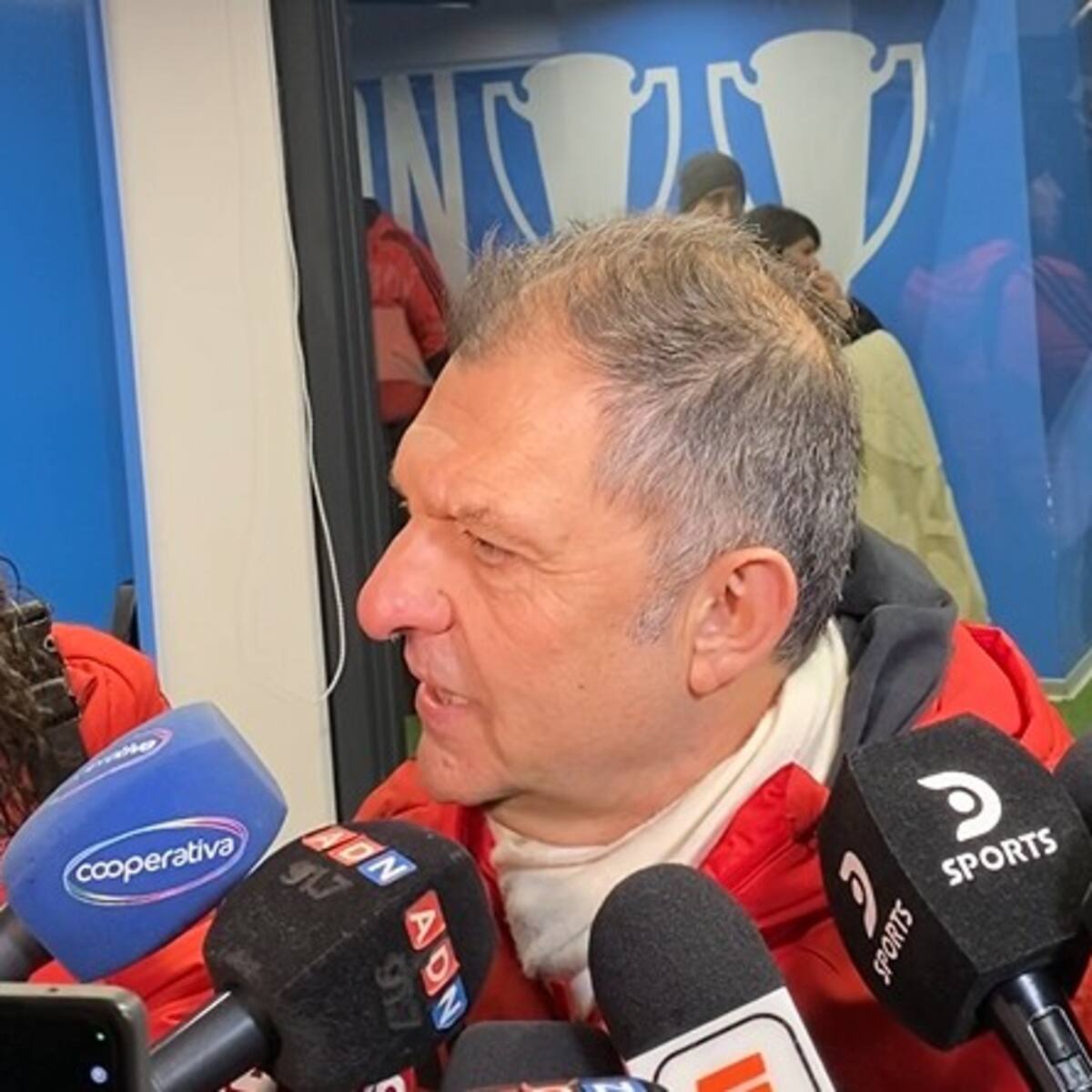 Mosa pide calma ante el liderazgo de Colo Colo: abordó dos nombres de eventuales refuerzos para el club