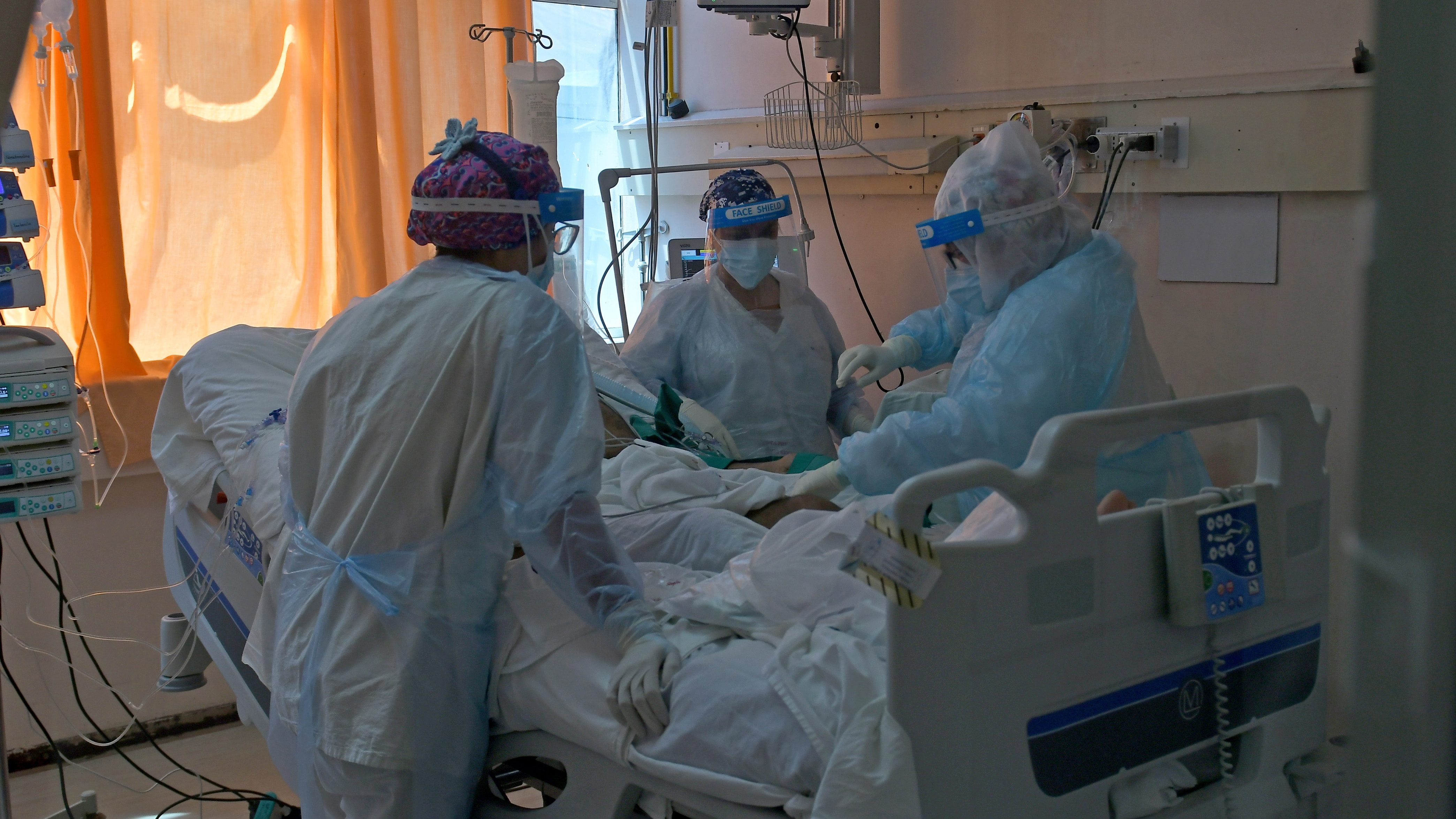 23 de Marzo de 2021 / IQUIQUE En las tres Unidades de Cuidados Intensivos (UCI) habilitadas en el Hospital Regional Dr. Ernesto Torres Galdames, se mantienen los pacientes más críticos contagiados por Covid-19.
FOTO: CRISTIAN VIVERO BOORNES/AGENCIAUNO
