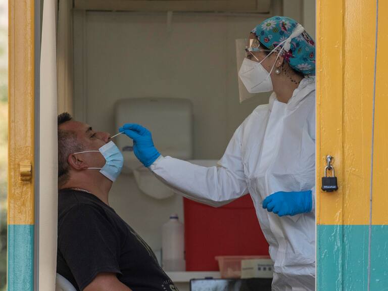03 de Febrero de 2022 / SANTIAGO
Operativo de busqueda activa Covid en Paseo Bulnes.
FOTO: LUIS FELIPE ARAYA/ AGENCIA UNO