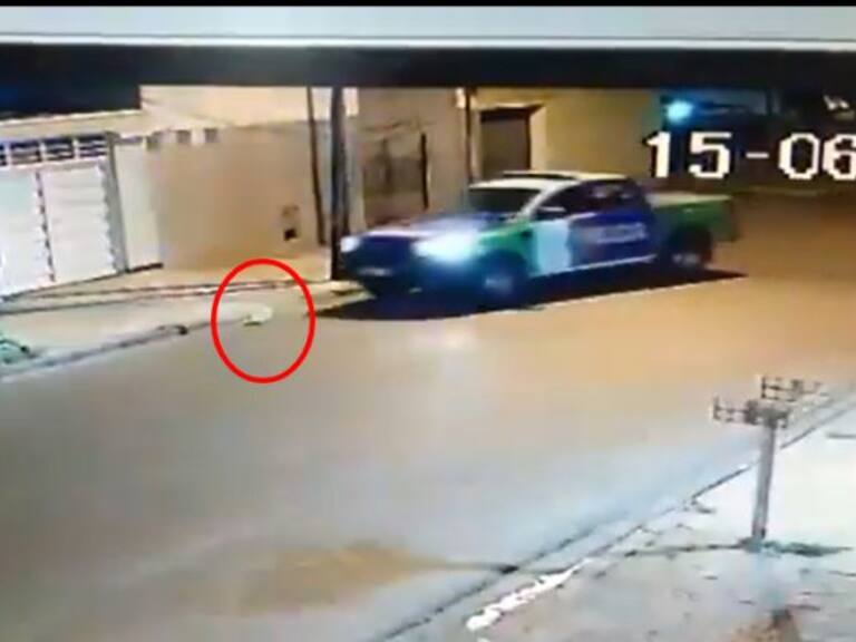 Suspendieron a policías argentinos que fueron captados tratando de reventar un globo con las ruedas de la patrulla