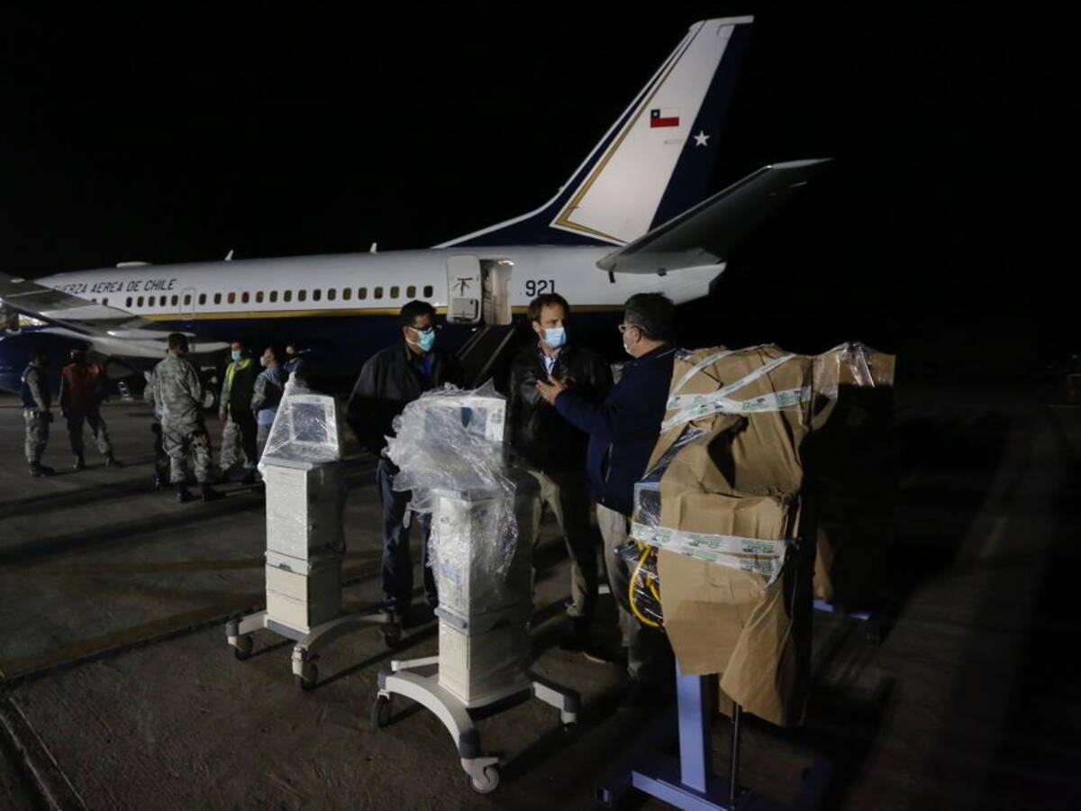 Autoridades del Minsal encabezaron traslado de ventiladores mecánicos desde Santiago a Iquique