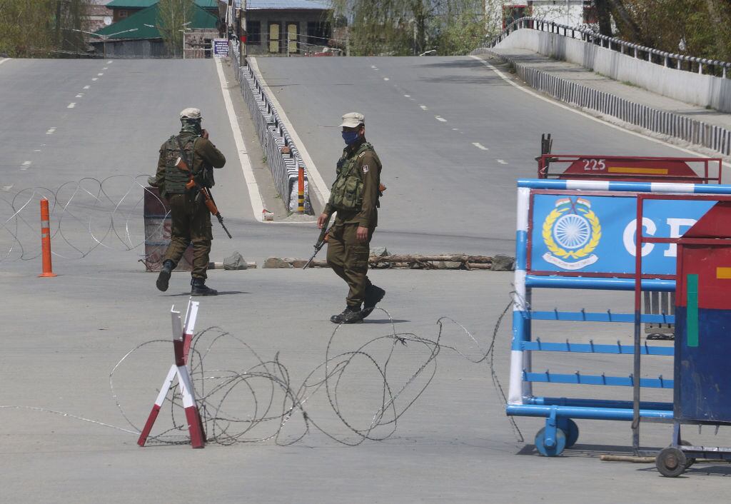 Soldados de India vigilan un punto limítrofe en la ciudad de Srinagar