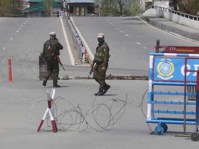 Soldados de India vigilan un punto limítrofe en la ciudad de Srinagar