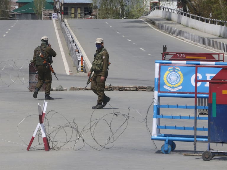 Soldados de India vigilan un punto limítrofe en la ciudad de Srinagar