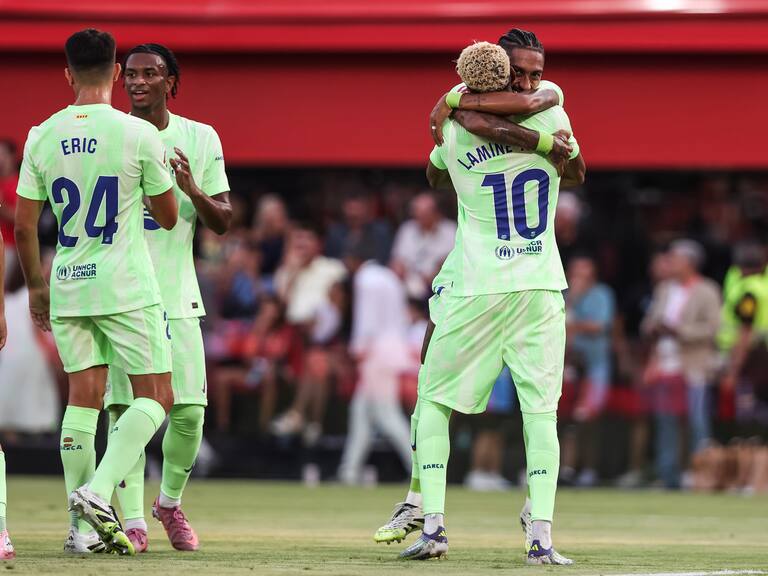 Polémico estreno del Barcelona en La Liga Española: árbitro valida gol a su favor con un rival tirado en el piso