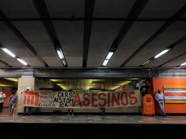 Manifestación en el Metro de Ciudad de México en contra de la impunidad