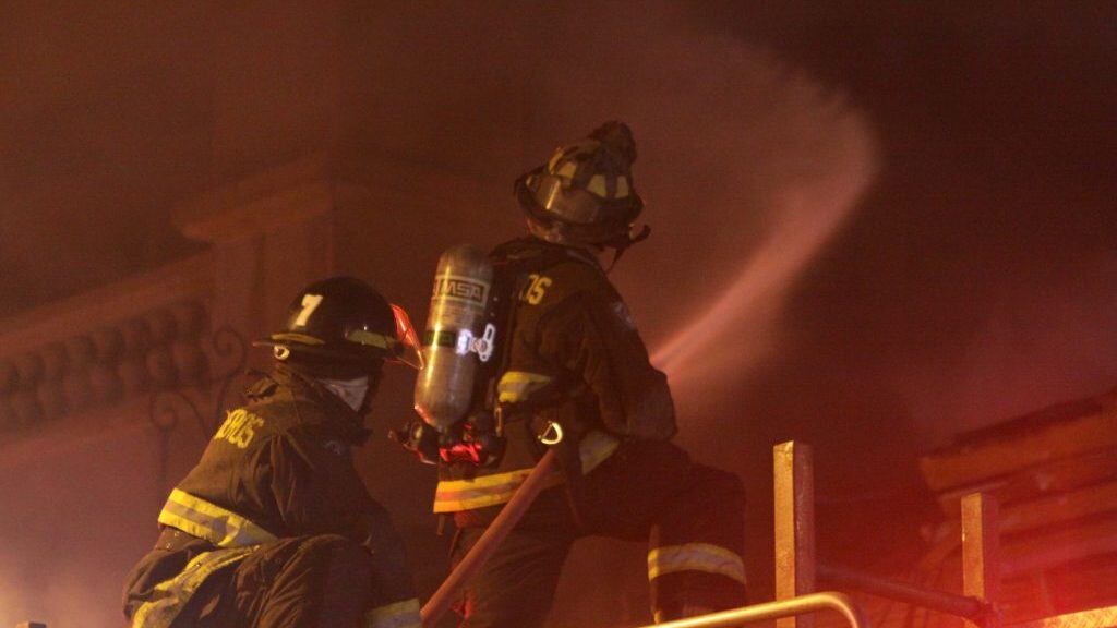 02 de Junio de 2015/LA SERENAEsta noche un incendio de grandes proporciones se produce en el emblemático edificio patrimonial de la ciudad de La Serena,  "La Casa de Piñera", fue declarada monumento histórico nacional en 1981.
Foto: HERNAN CONTRERAS/AGENCIAUNO