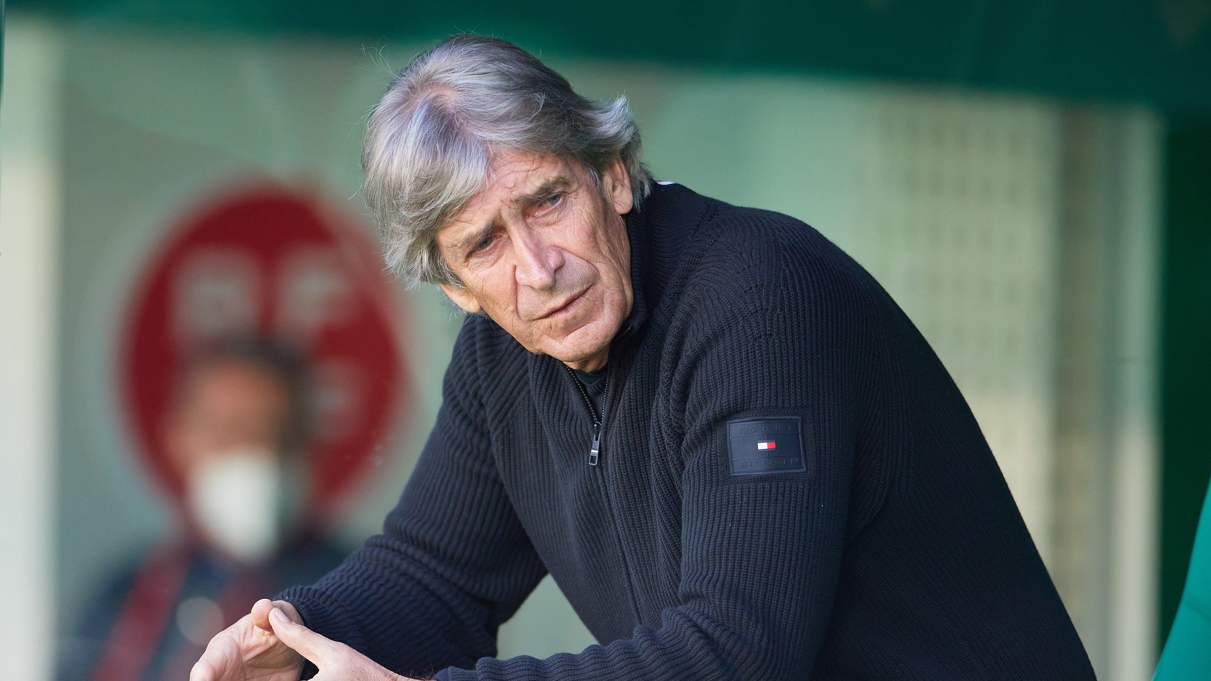 SEVILLE, SPAIN - JANUARY 15: Manuel Pellegrini, manager of Real Betis looks on during the Copa del Rey match between Real Betis Balompie and Sevilla FC at Estadio Benito Villamarin on January 16, 2022 in Seville, Spain. (Photo by Fran Santiago/Getty Images)