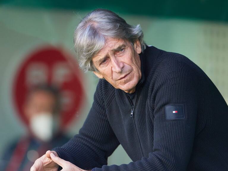 SEVILLE, SPAIN - JANUARY 15: Manuel Pellegrini, manager of Real Betis looks on during the Copa del Rey match between Real Betis Balompie and Sevilla FC at Estadio Benito Villamarin on January 16, 2022 in Seville, Spain. (Photo by Fran Santiago/Getty Images)