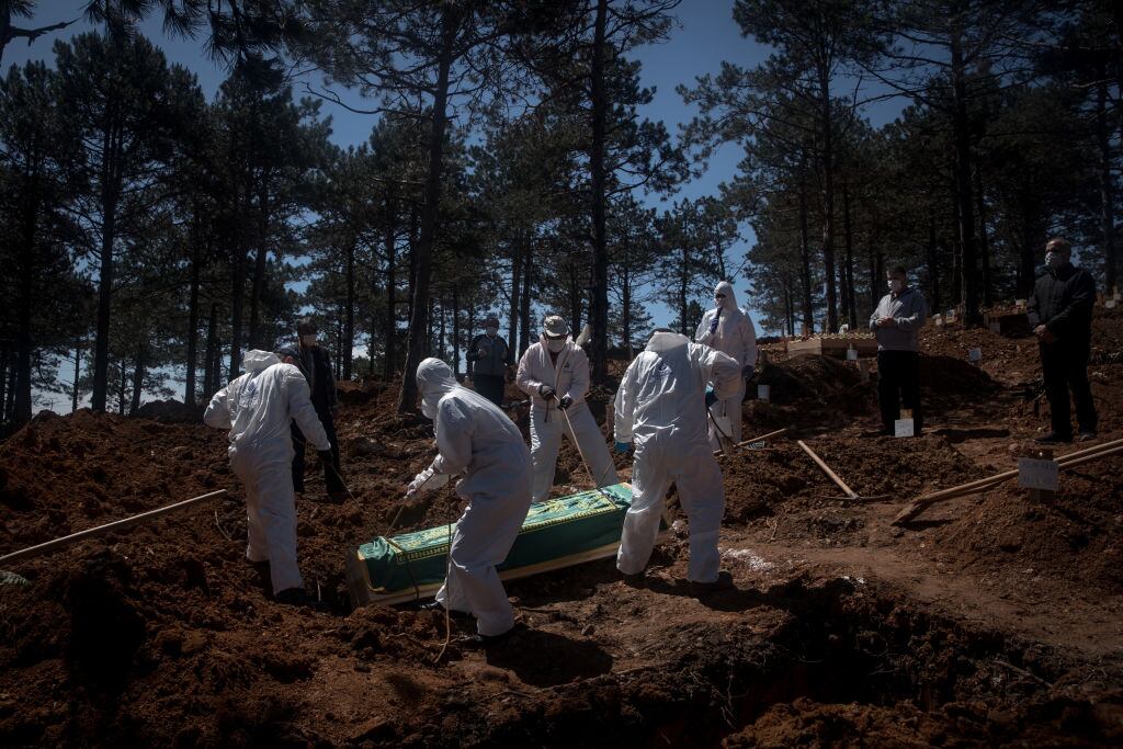 Una víctima del Covid-19 es enterrada en un cementerio de Estambul