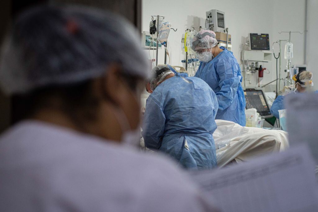 Médicos asisten a un paciente del Covid-19 en Buenos Aires