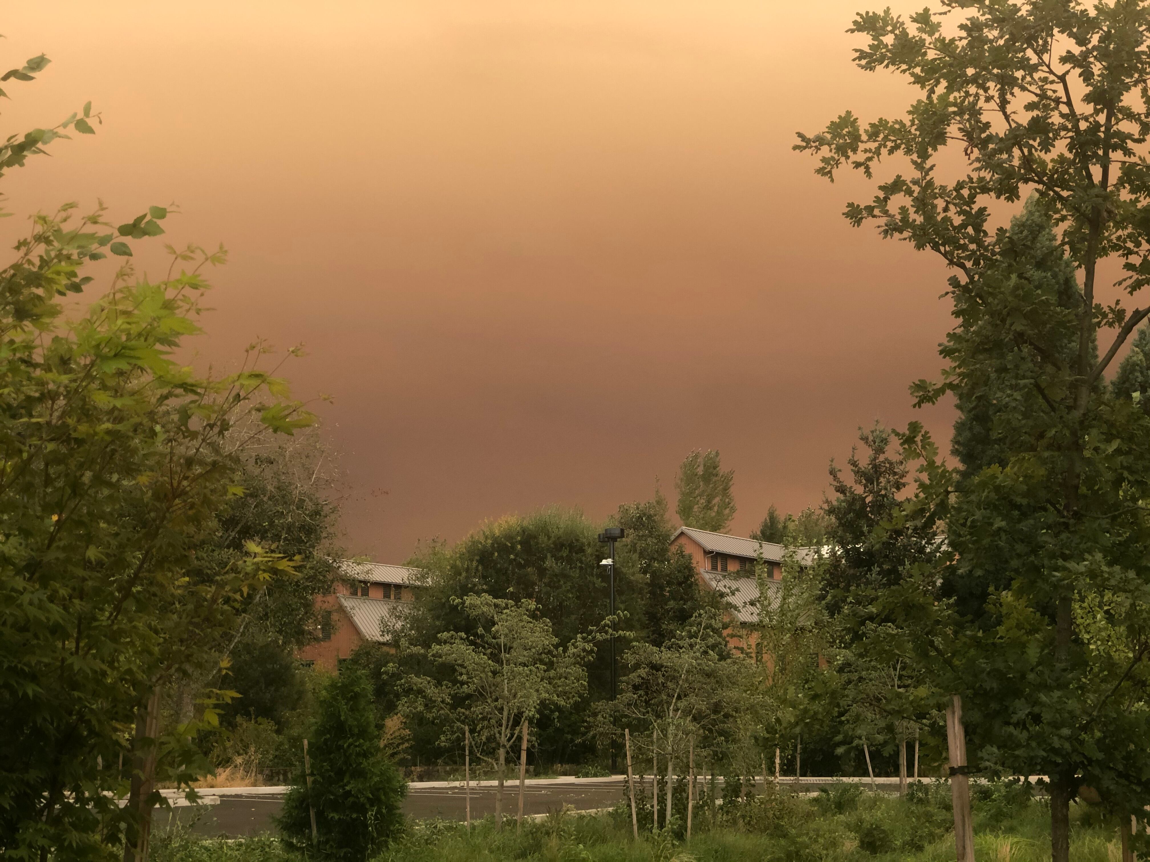 Los incendios dejan los cielos oscuros en Oregon