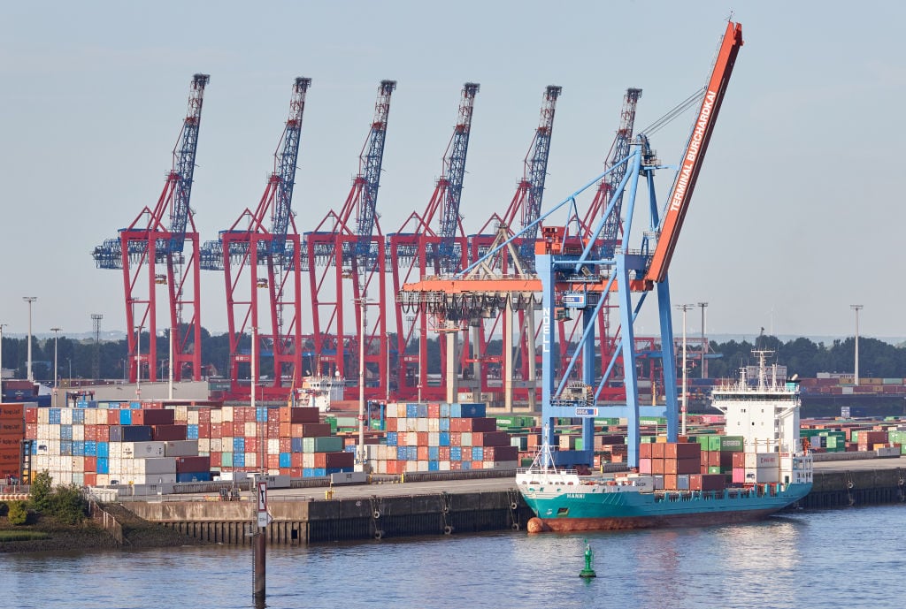 En el puerto de Hamburgo se carga un buque para exportar desde Alemania