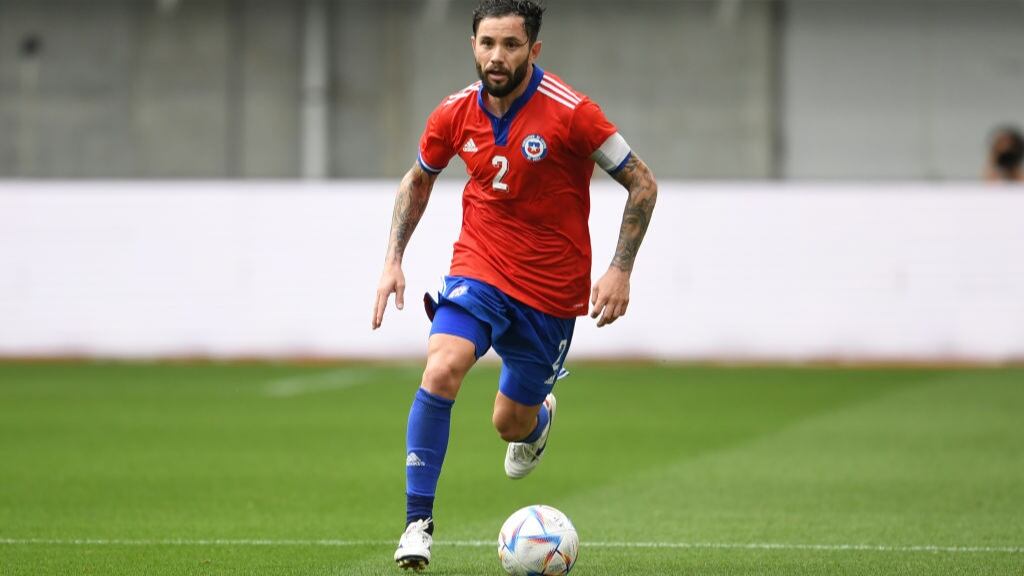 Eugenio Mena lidera los seis citados del medio local para completar la nómina de La Roja ante Paraguay