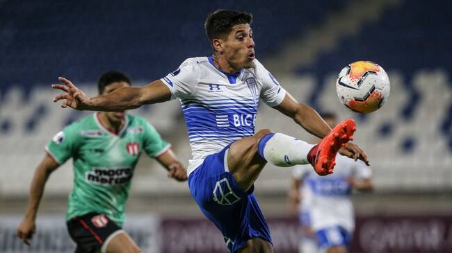 Chile's Universidad Catolica Argentine Gaston Lezcano stretches for the ball during the closed-door Copa Sudamericana round before the quarterfinals football match against Uruguay's River Plate at the San Carlos de Apoquindo stadium in Santiago, on December 3, 2020. (Photo by CLAUDIO REYES / POOL / AFP) (Photo by CLAUDIO REYES/POOL/AFP via Getty Images)