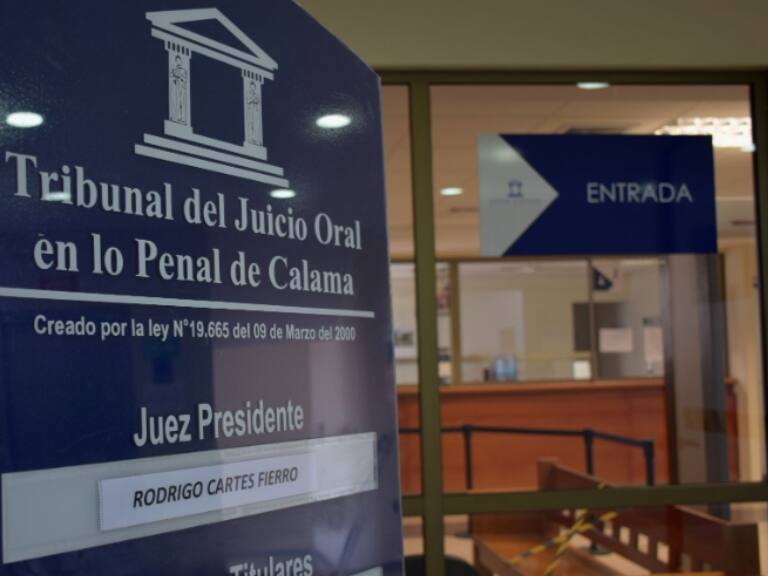 Condenan a cinco años de cárcel a dos carabineros por apremios ilegítimos y tratos inhumanos a ciudadano boliviano en Calama