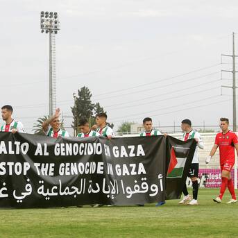Palestino es cuestionado por exhibir lienzo en favor de Gaza durante el partido ante la U