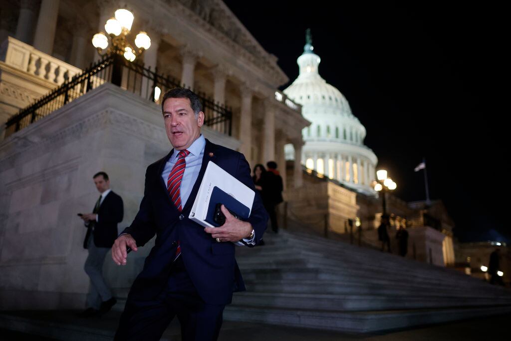 Un diputado del Partido Republicano sale veloz del Congreso de Estados Unidos, luego que perdieran varias votaciones en la sede del Capitolio en Washington.