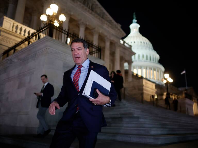 Un diputado del Partido Republicano sale veloz del Congreso de Estados Unidos, luego que perdieran varias votaciones en la sede del Capitolio en Washington.