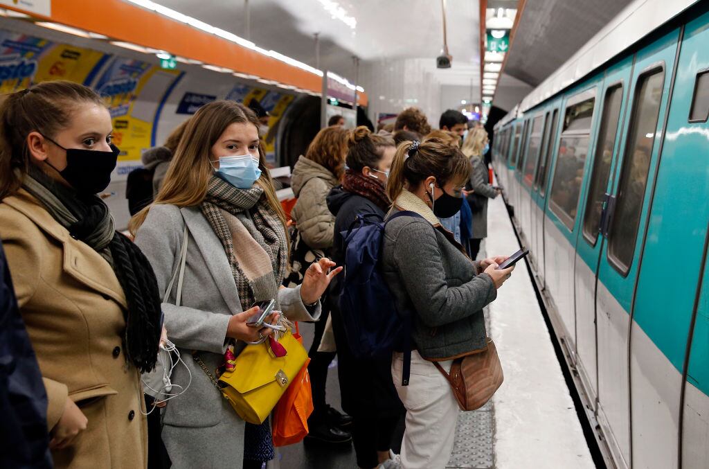Alta concurrencia de personas en el metro de París en plena pandemia