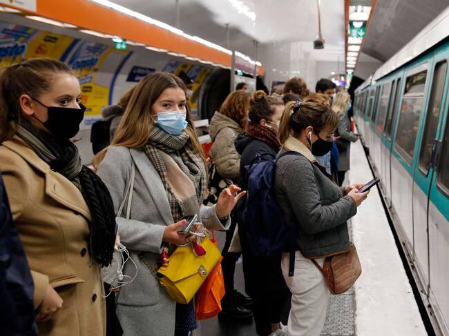 Alta concurrencia de personas en el metro de París en plena pandemia
