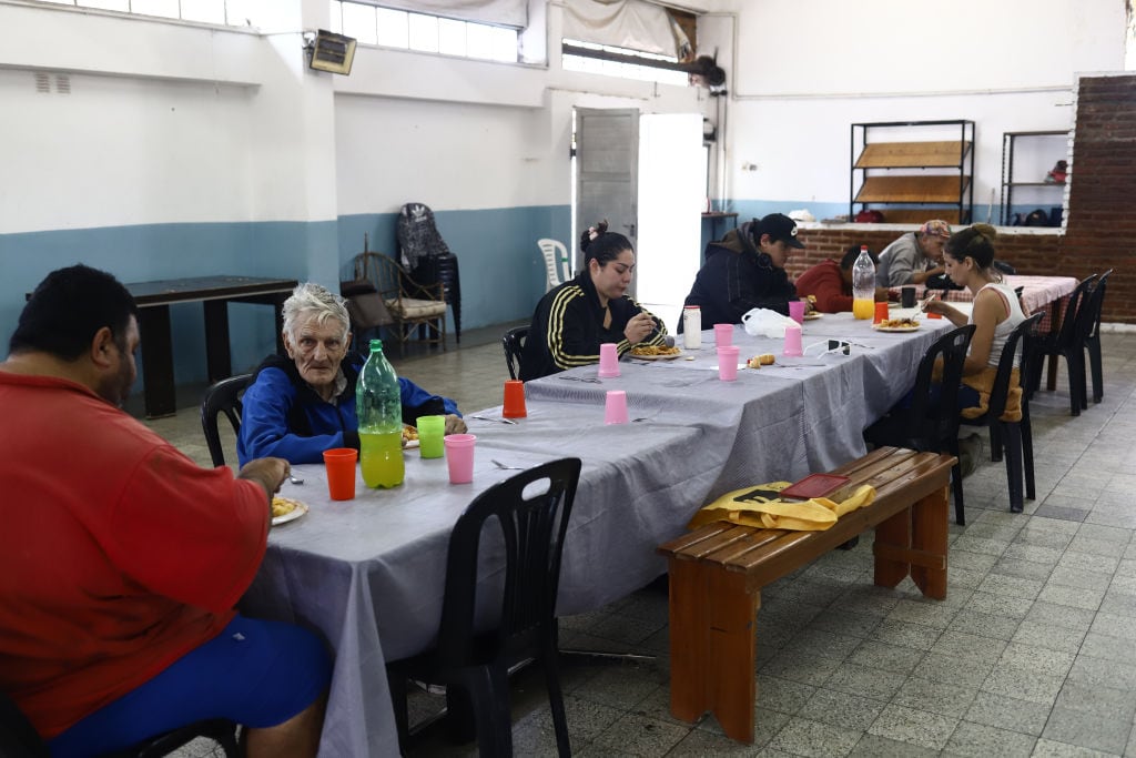 Comedor social entrega alimentos en un barrio de Argentina